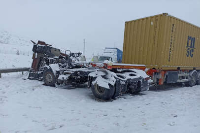Niğde-Adana Otoyolunda tır devrildi