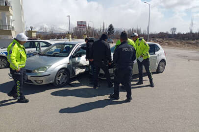 Ege Sokakta meydana gelen trafik kazası maddi hasarla atlatıldı
