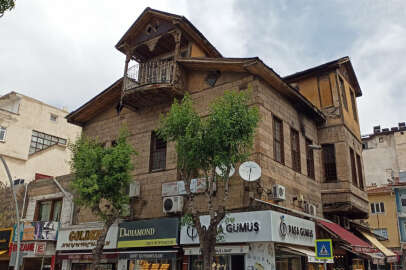 Tarihi bina tehlike saçıyor