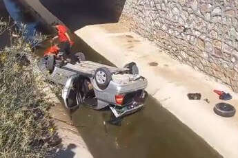 Otomobil su kanalına düştü !.. 