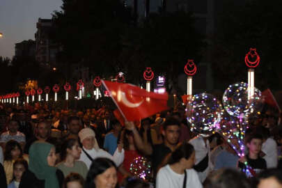 Demokrasi yürüyüşüne binler katıldı !
