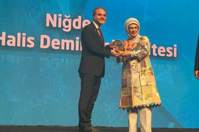 Rektör Uslu ödülünü Erdoğan'dan aldı !..