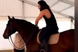 Can Yaman'dan atlı şov