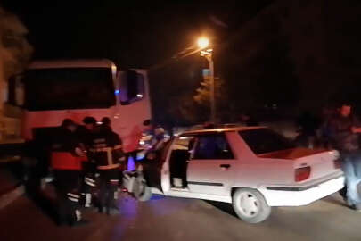 Kamyonla otomobil çarpıştı
