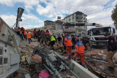 Osmaniye'de artçı deprem 4 katlı binayı yıktı