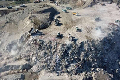 Depremde yıkılan binaların toplandığı enkaz alanı 'dağ' gibi yükseliyor