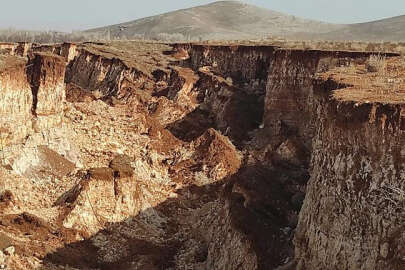 Afşin'de depremin oluşturduğu yarıklar