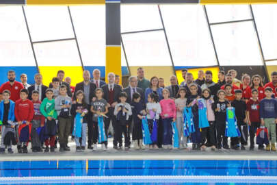 Depremzede çocuklara yüzme eğitimi 