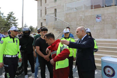 Vali Koç’tan motorculara yelek!..