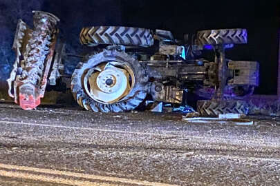 Traktörle otomobil çarpıştı!