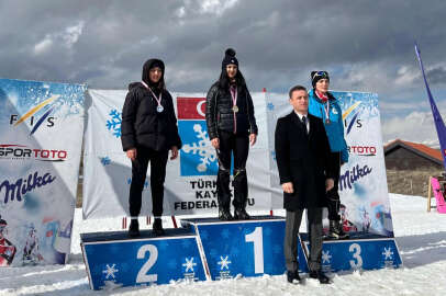 Niğdeli milli kayakçı Ebru, 2 altın madalya kazandı