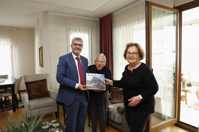 Vali Çelik, Niğdeli eczacı ve yazar Emin Atlı'yı ziyaret etti