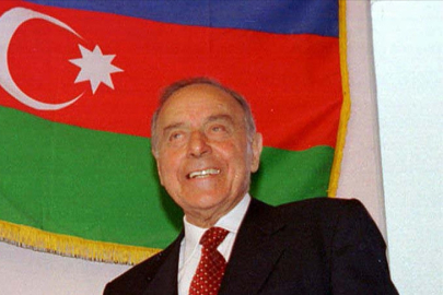 Azerbaycan'ın mimarı Haydar Aliyev vefatının 21. yılında anılıyor