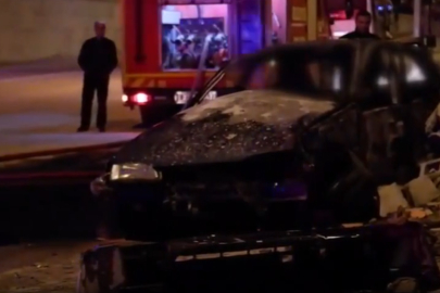 Duvara çarpan otomobil alev topuna döndü! 4 kişi yanarak can verdi