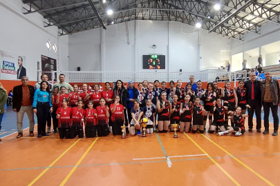 Efendibey Ortaokulu voleybolda şampiyon oldu