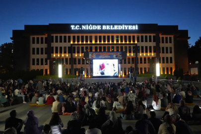 Niğde'de minderli sinema günleri devam ediyor