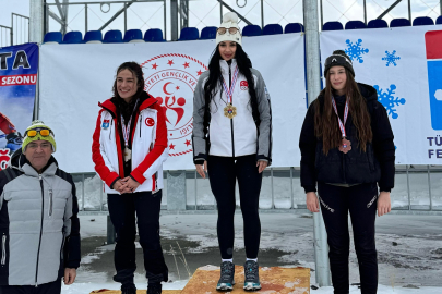 Milli Kayakçı Ebru Tuncer Erzurum’da çifte altın kazandı