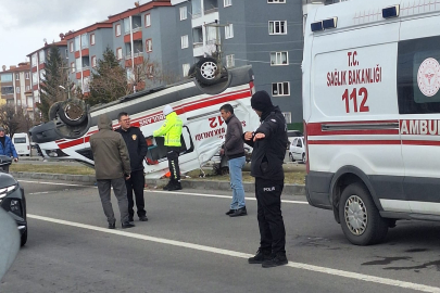 Niğde'de otomobil ile çarpışan ambulans devrildi