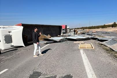 Niğde'de TIR devrildi: sürücü yaralandı