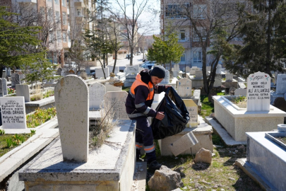 Niğde'de bayram öncesi mezarlıklar temizleniyor